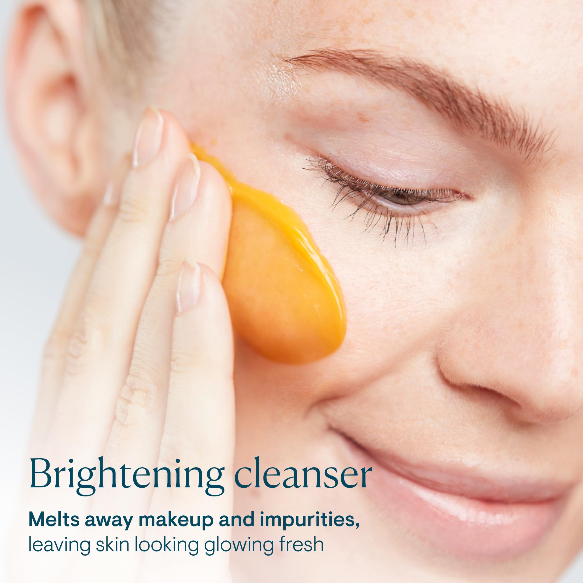 ELEMIS Superfood AHA Glow Cleansing Butter — application visage pour démaquillage et hydratation.