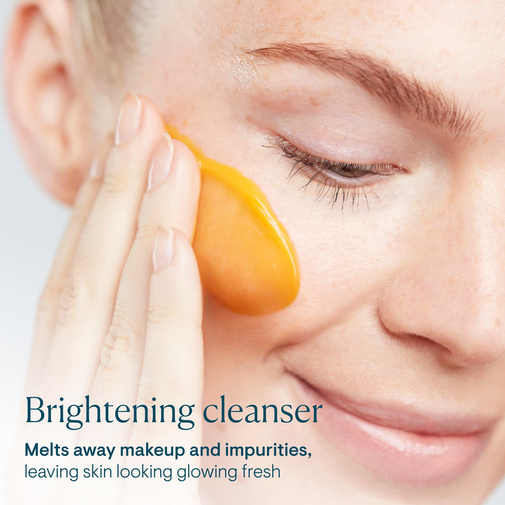 ELEMIS Superfood AHA Glow Cleansing Butter — application visage pour démaquillage et hydratation.