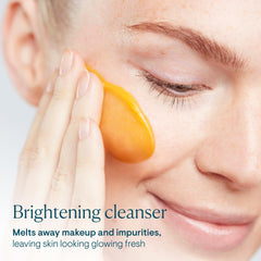 ELEMIS Superfood AHA Glow Cleansing Butter — application visage pour démaquillage et hydratation.