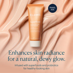 Application visage facilitée avec le soin ELEMIS Glow Priming sur le visage.