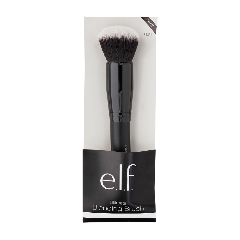 Brosse e.l.f. Ultimate Blending Brush, tête en dôme, estompe le blush pour un fini naturel.