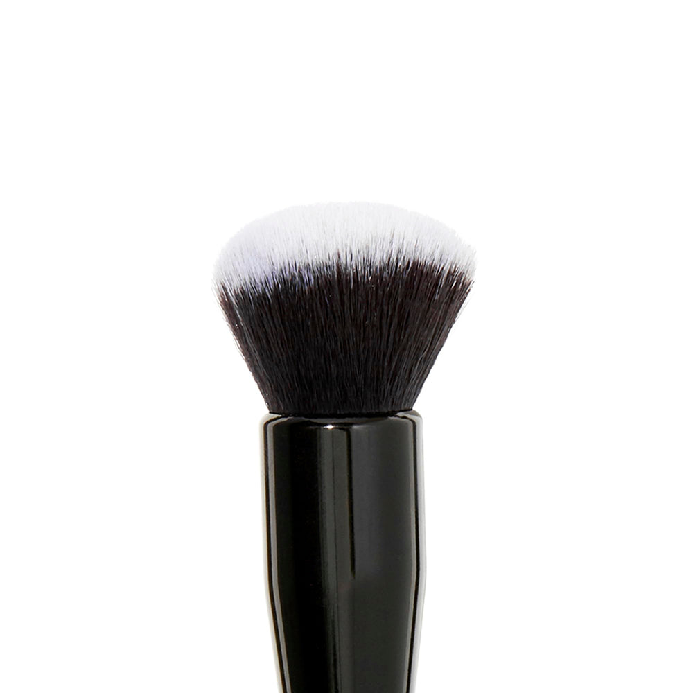 Brosse e.l.f. Ultimate Blending Brush, tête en dôme, idéal pour estomper le bronzer.