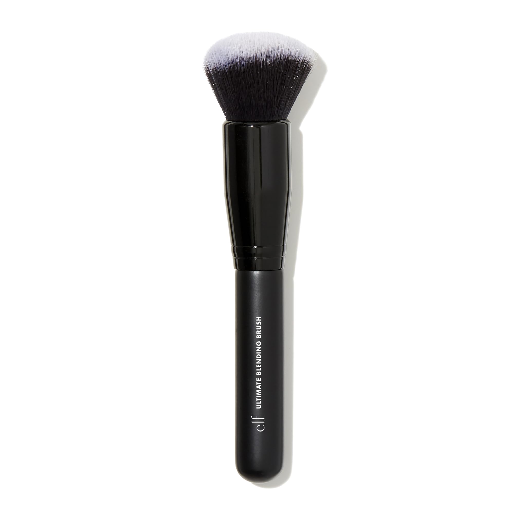 Brosse e.l.f. Ultimate Blending Brush, tête en dôme, application homogène du fond de teint.
