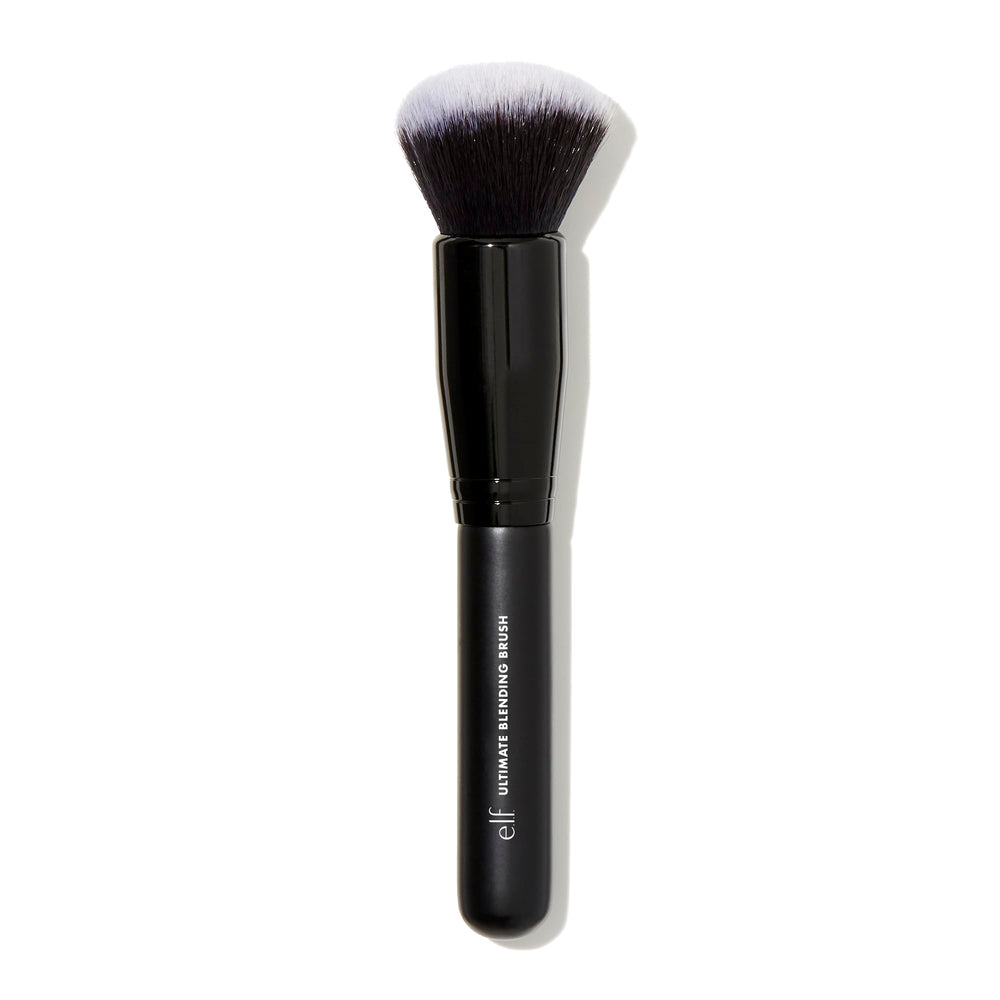 Brosse e.l.f. Ultimate Blending Brush, tête en dôme, application homogène du fond de teint.