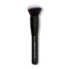 Brosse e.l.f. Ultimate Blending Brush, tête en dôme, application homogène du fond de teint.