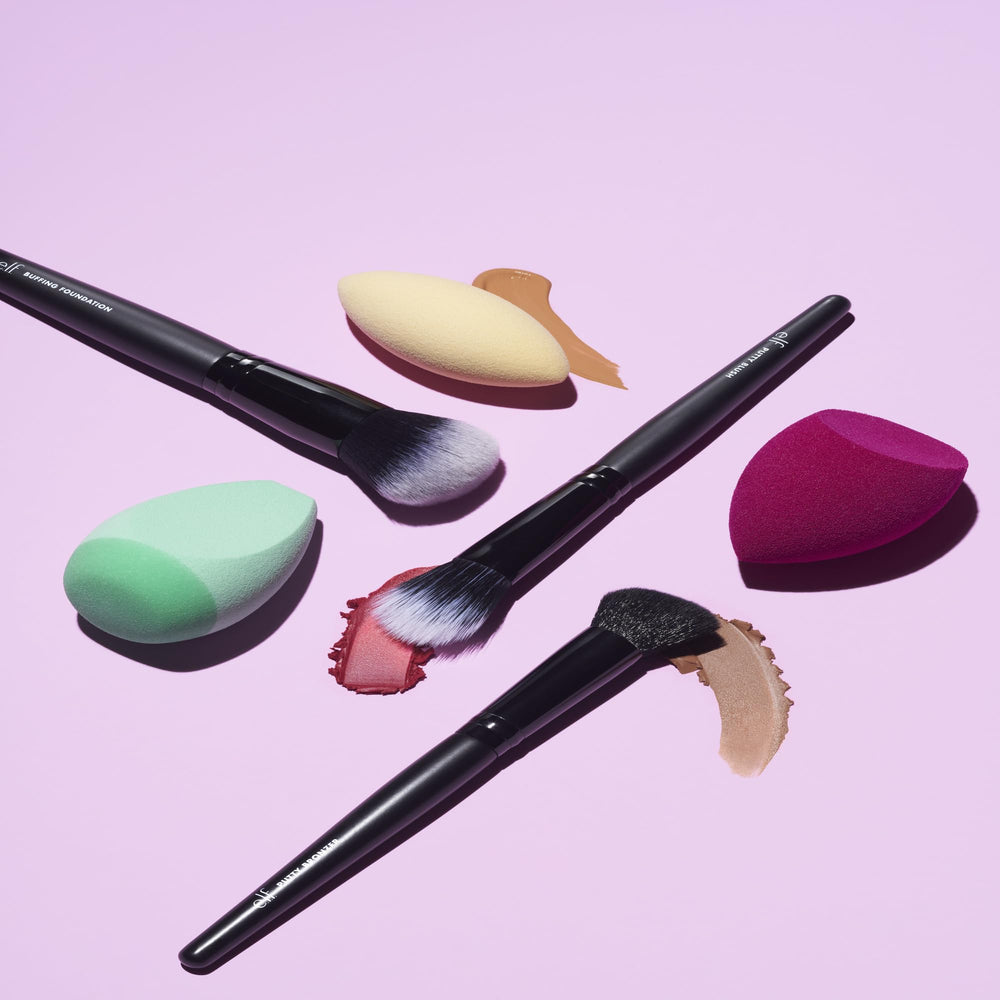 Pinceau elf permet d’appliquer liquides, crèmes et poudres pour une couvrance lisse.