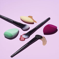 Pinceau elf permet d’appliquer liquides, crèmes et poudres pour une couvrance lisse.