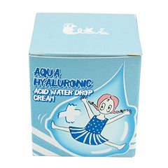 Texture gel claire se transforme en gouttes d’eau sur le visage.