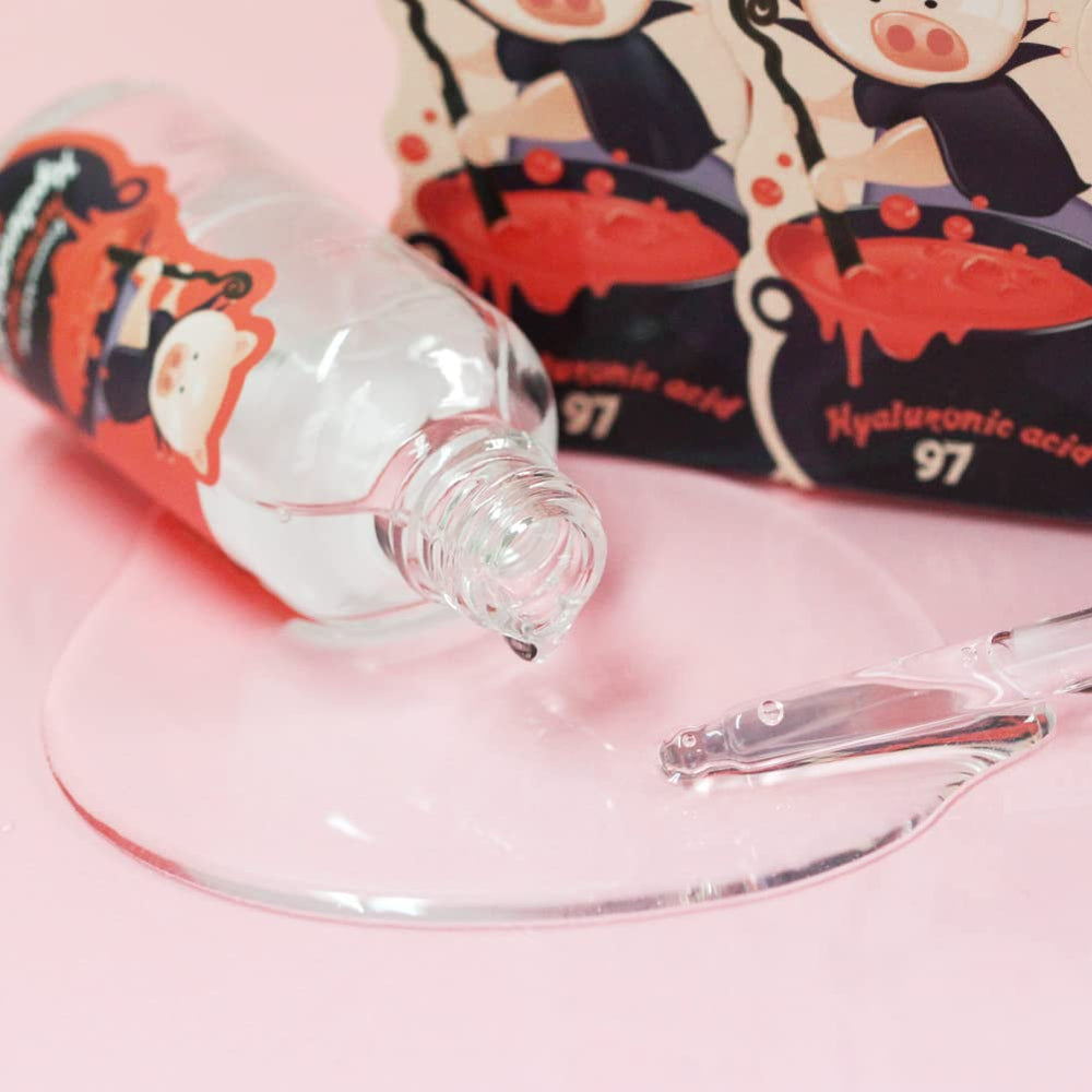 Flacon Elizavecca Witch Piggy Hell Pore Control en gros plan, pratique pour routine