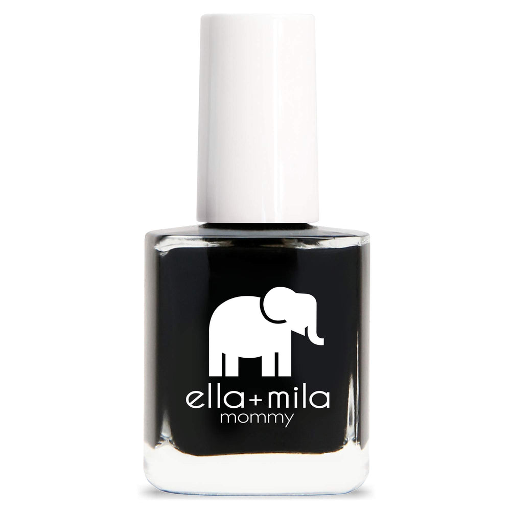 Finition brillante du vernis noir Ella+Mila sur les ongles.