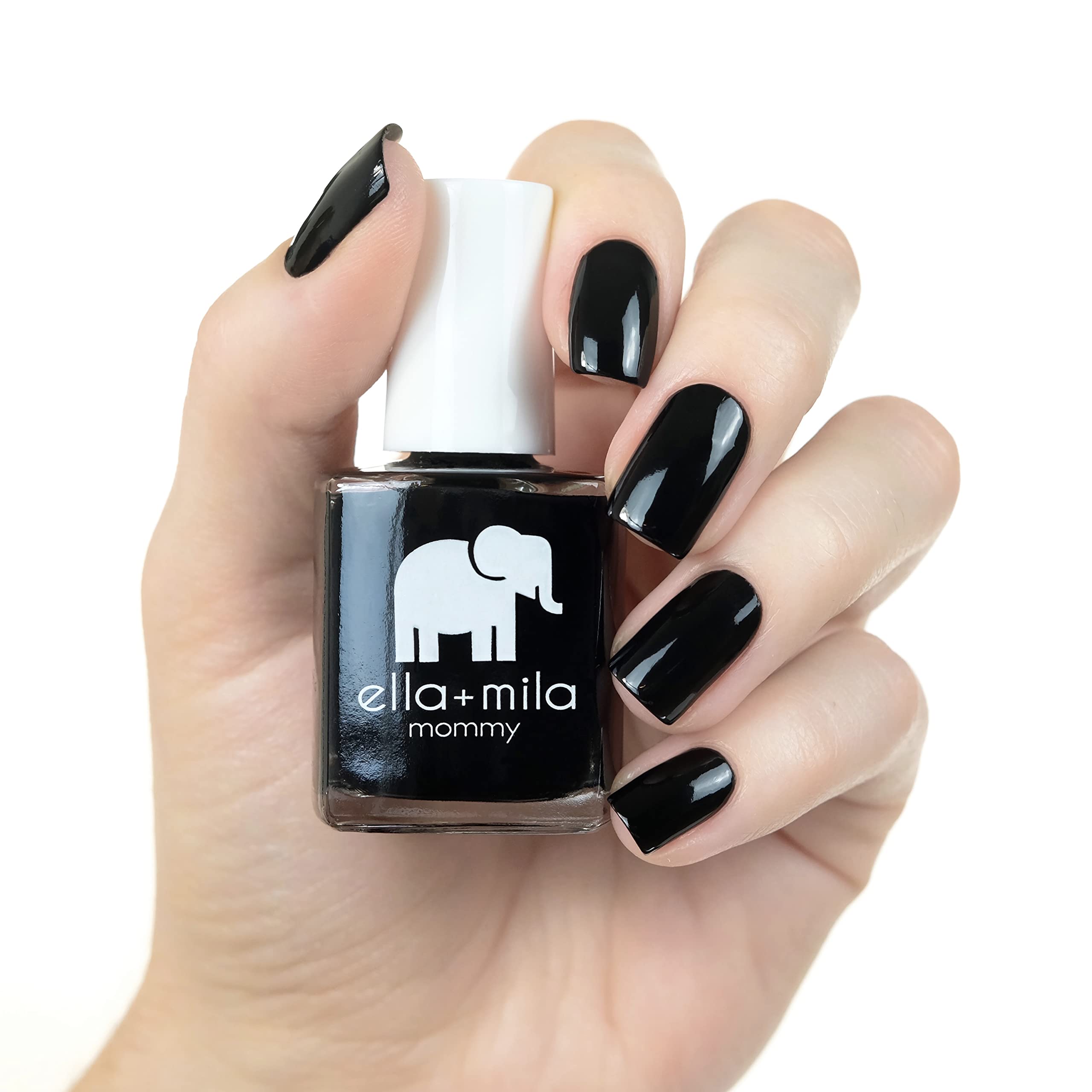 Application simple d'une couche avec le vernis noir Ella+Mila.