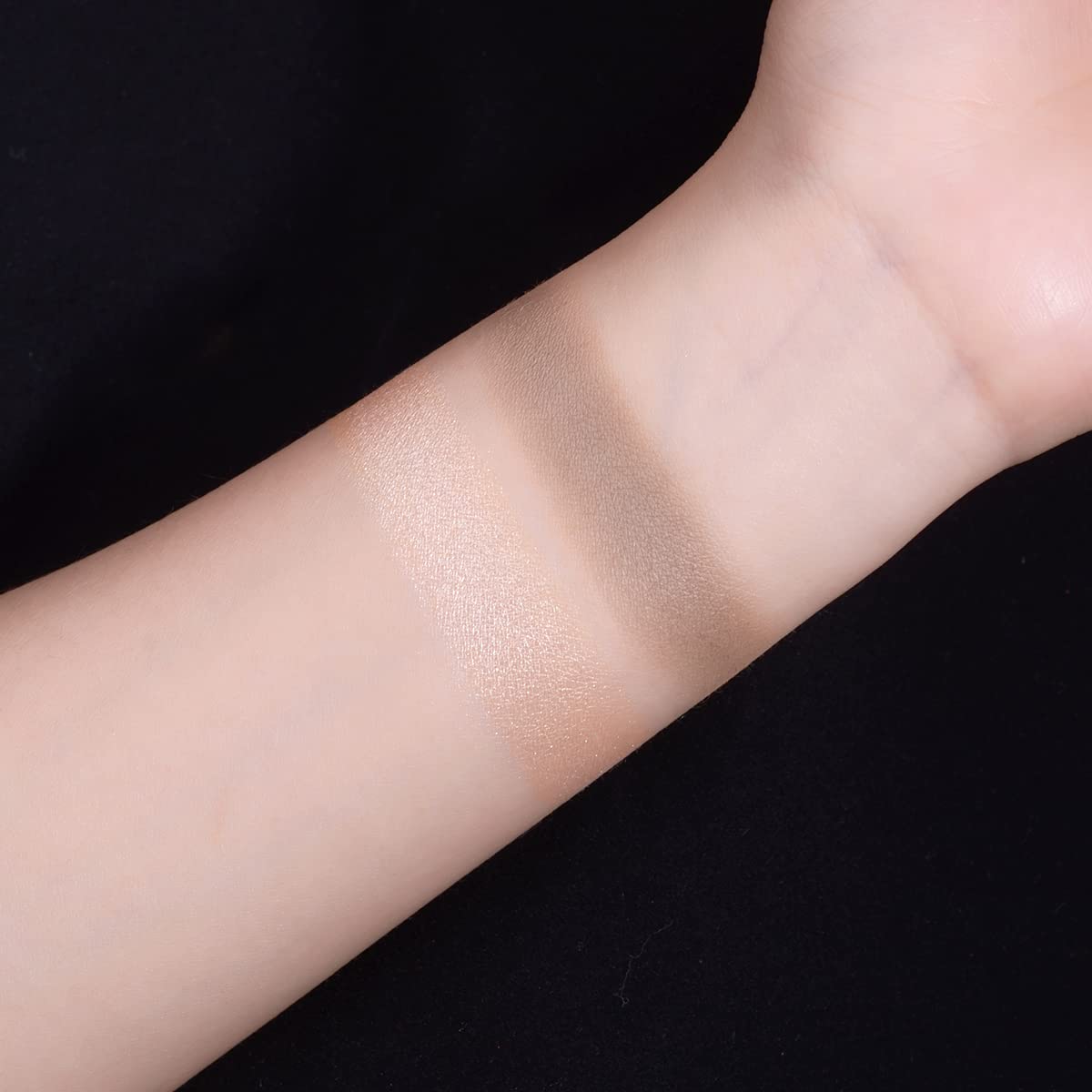 Poudre lumière ELLESY met en valeur pommettes et arête du nez.