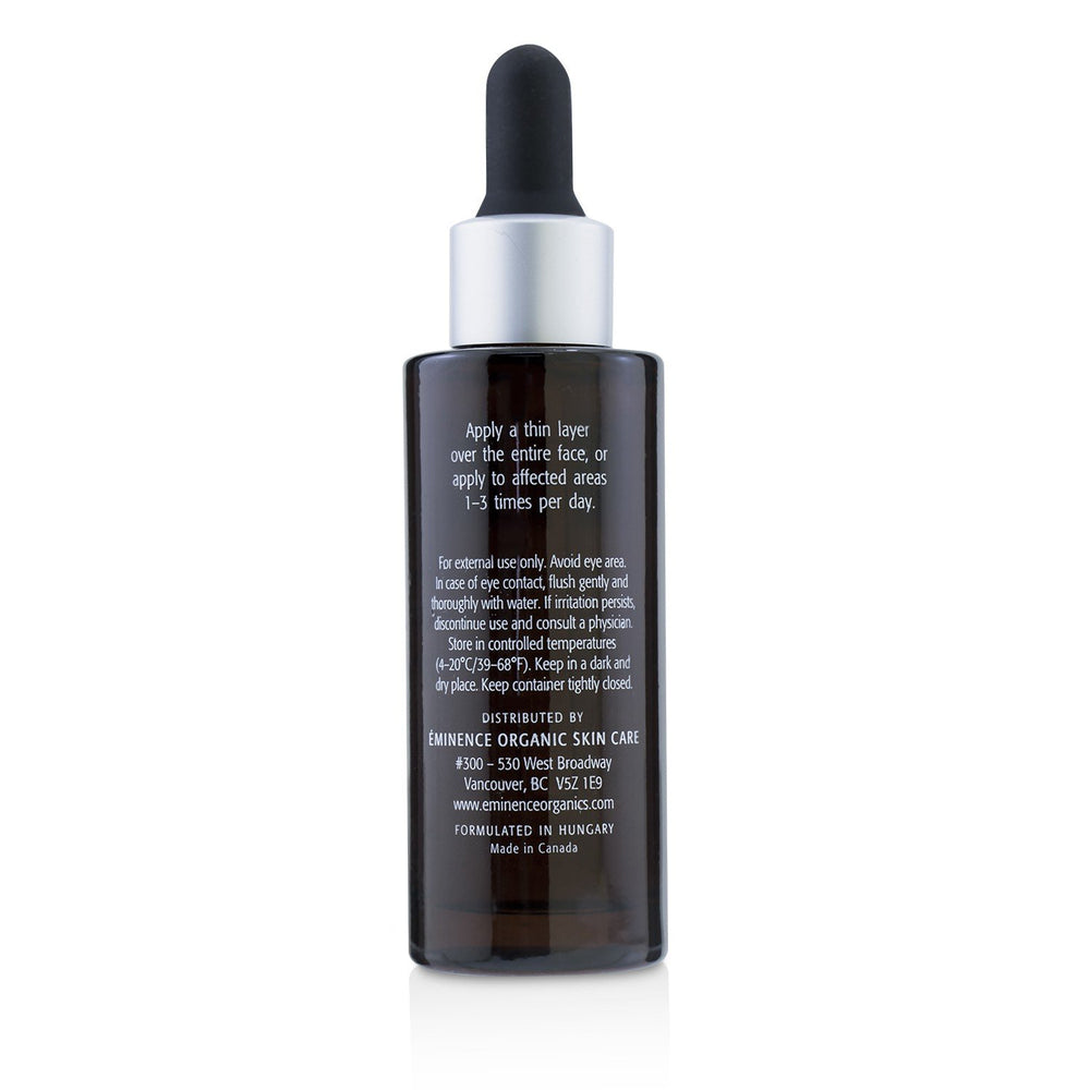 Application-serum Eminence Marine Flower Peptide pour un teint plus lisse.