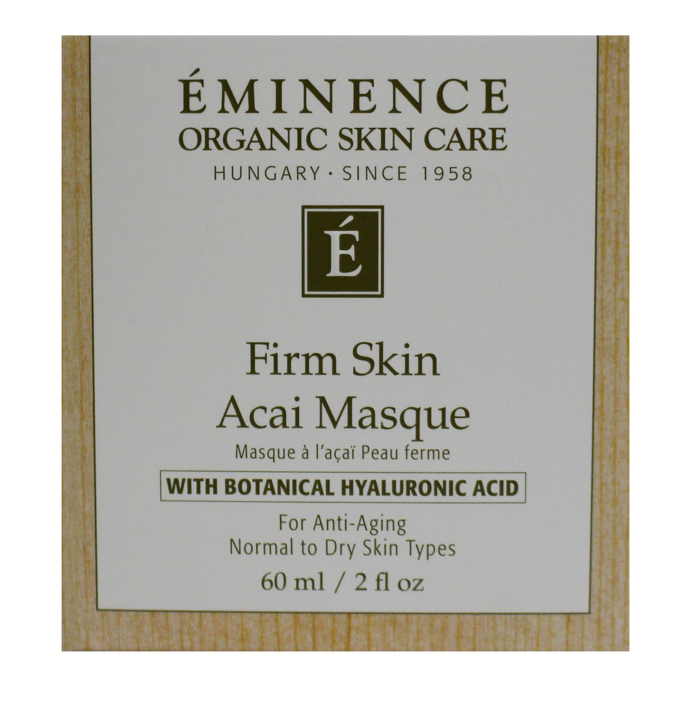 Geste d’application du masque Eminence Acai, pour une peau plus ferme et revitalisée.
