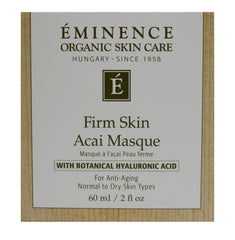 Geste d’application du masque Eminence Acai, pour une peau plus ferme et revitalisée.