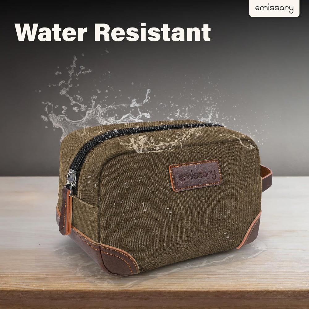 Compartiments internes de la trousse Emissary, rangement optimisé des articles de toilette.
