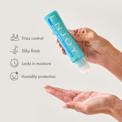 Enjoy hydratation intense sur le flacon, cheveux nourris et souples.