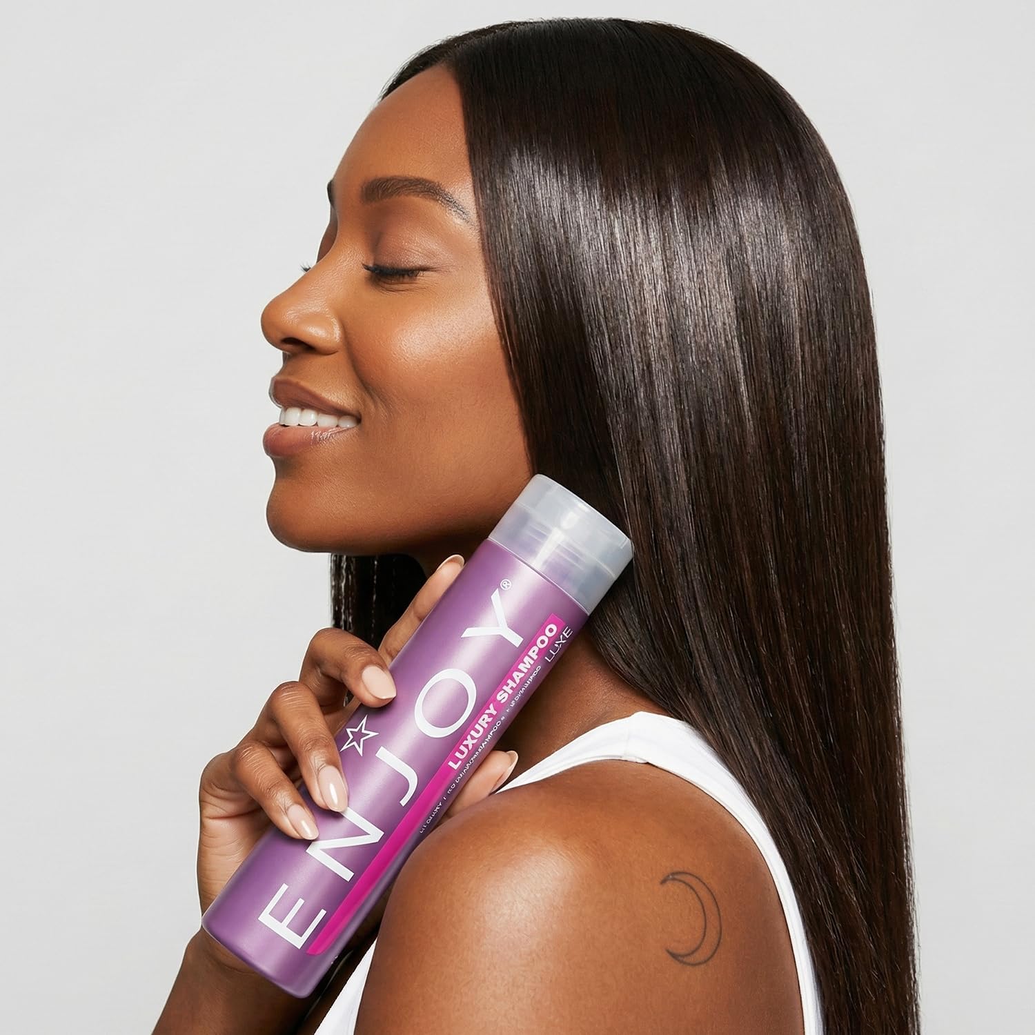 Mise en scène du duo Enjoy, expérience salon à domicile pour cheveux soyeux.