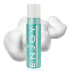 Enjoy Mousse Volume dans sa bouteille; corps et toucher léger.
