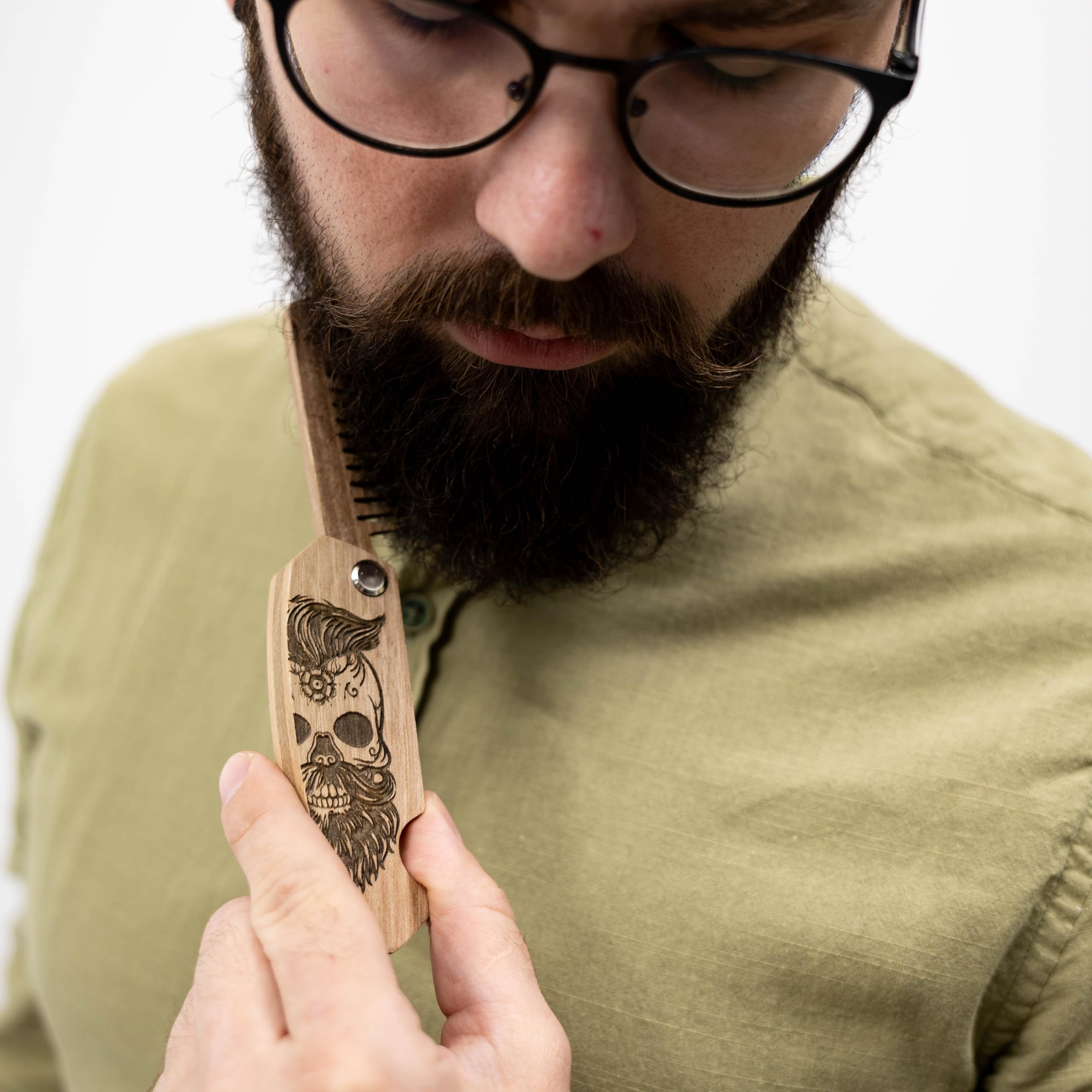 Enjoy The Wood – accessoire polyvalent barbe et cheveux, en voyage.