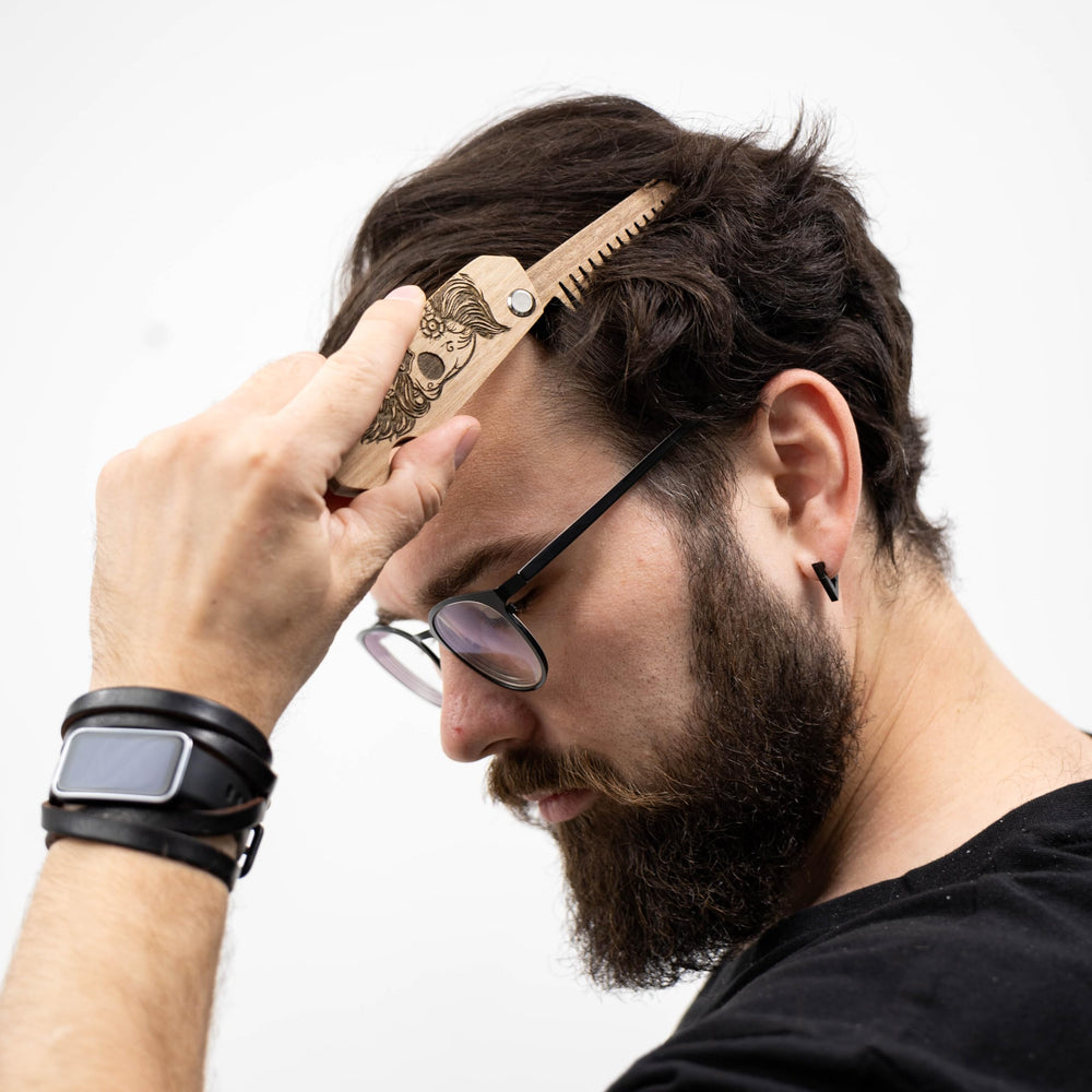 Enjoy The Wood – brosse barbe format poche, facile à transporter.
