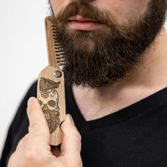 Enjoy The Wood – brosse à barbe gravée, bois de noyer.