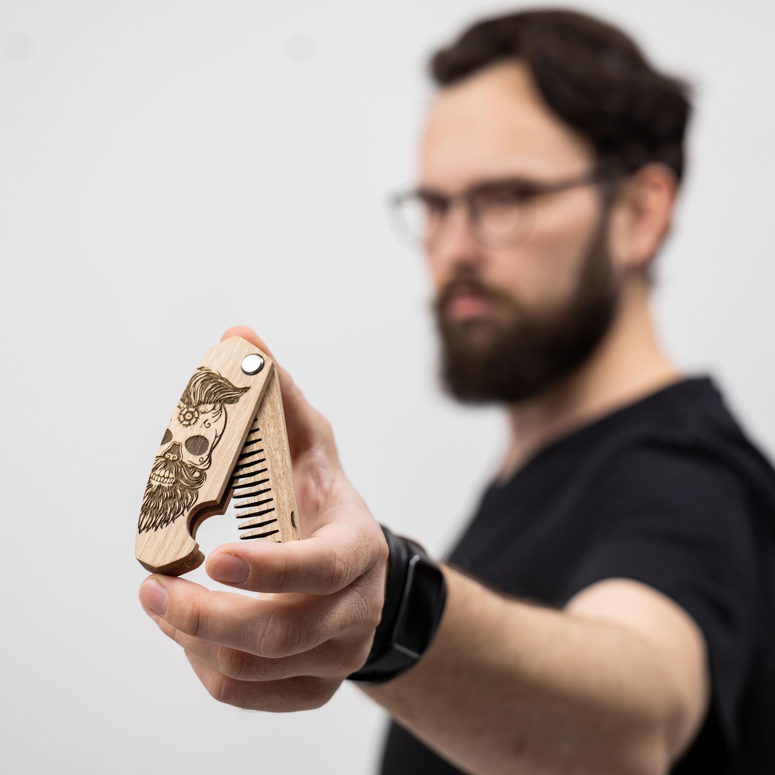 Enjoy The Wood – brosse moustache compacte, retouches rapides.