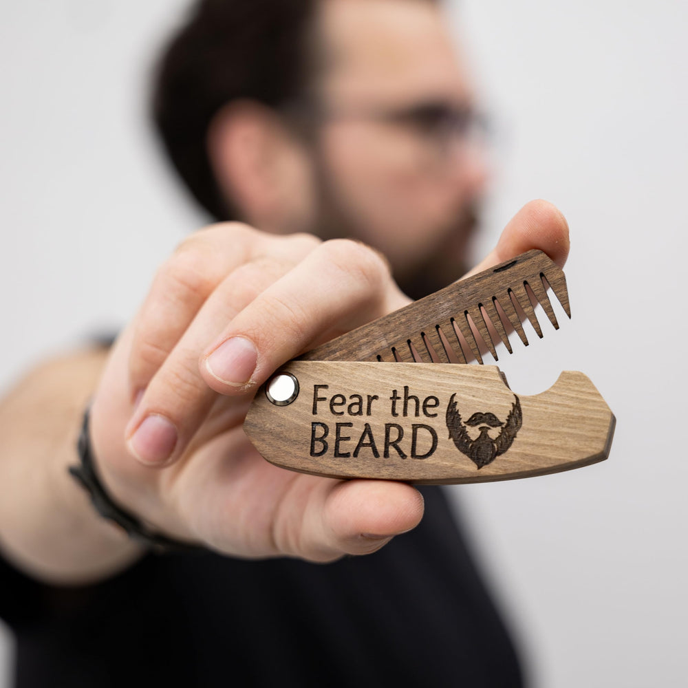 Enjoy The Wood peigne barbe pliant fait main, bois de noyer lisse