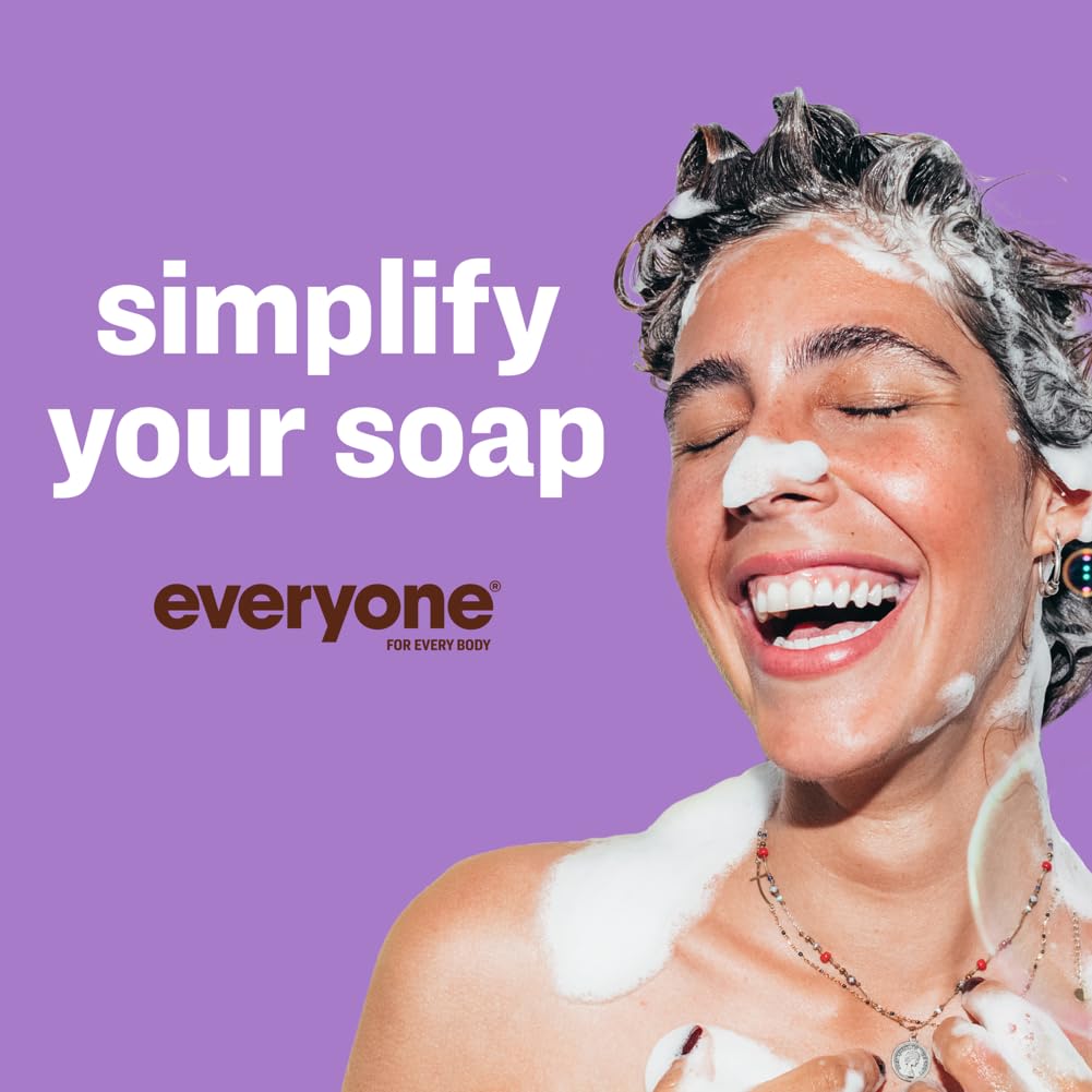 Application du savon sur le corps pour une douceur hydratante