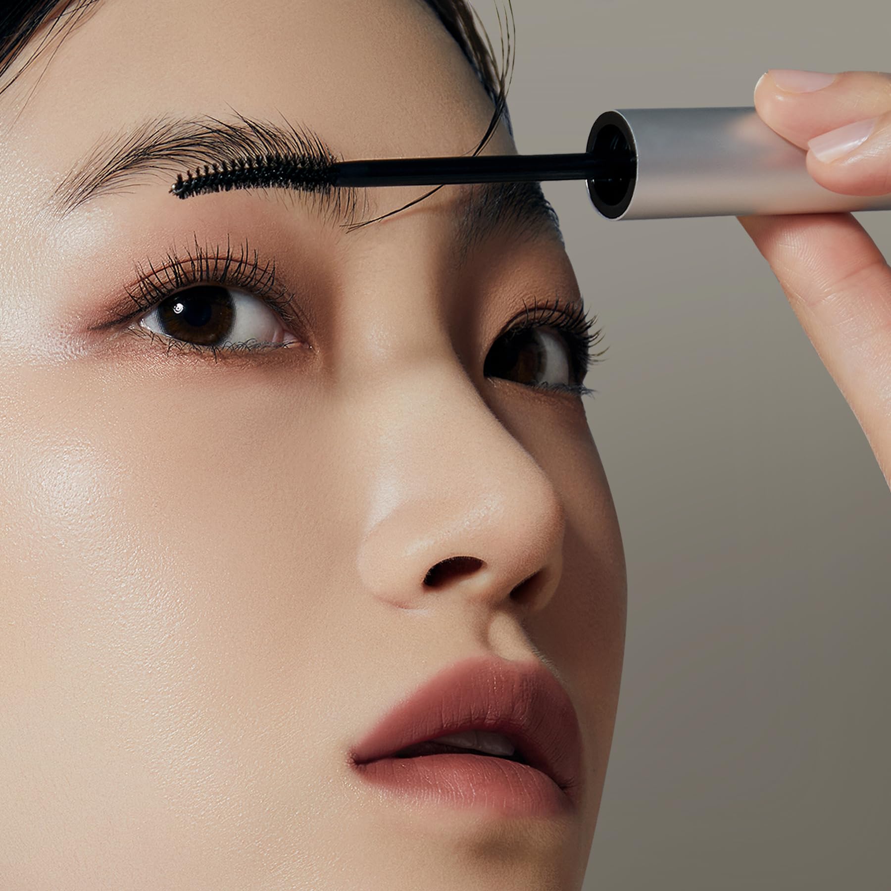 Mascara 2-en-1 pratique pour un volume léger et une définition subtile.