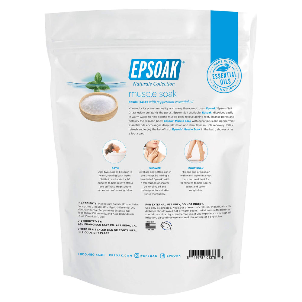 Epsoak verse les sels dans l'eau chaude du bain.