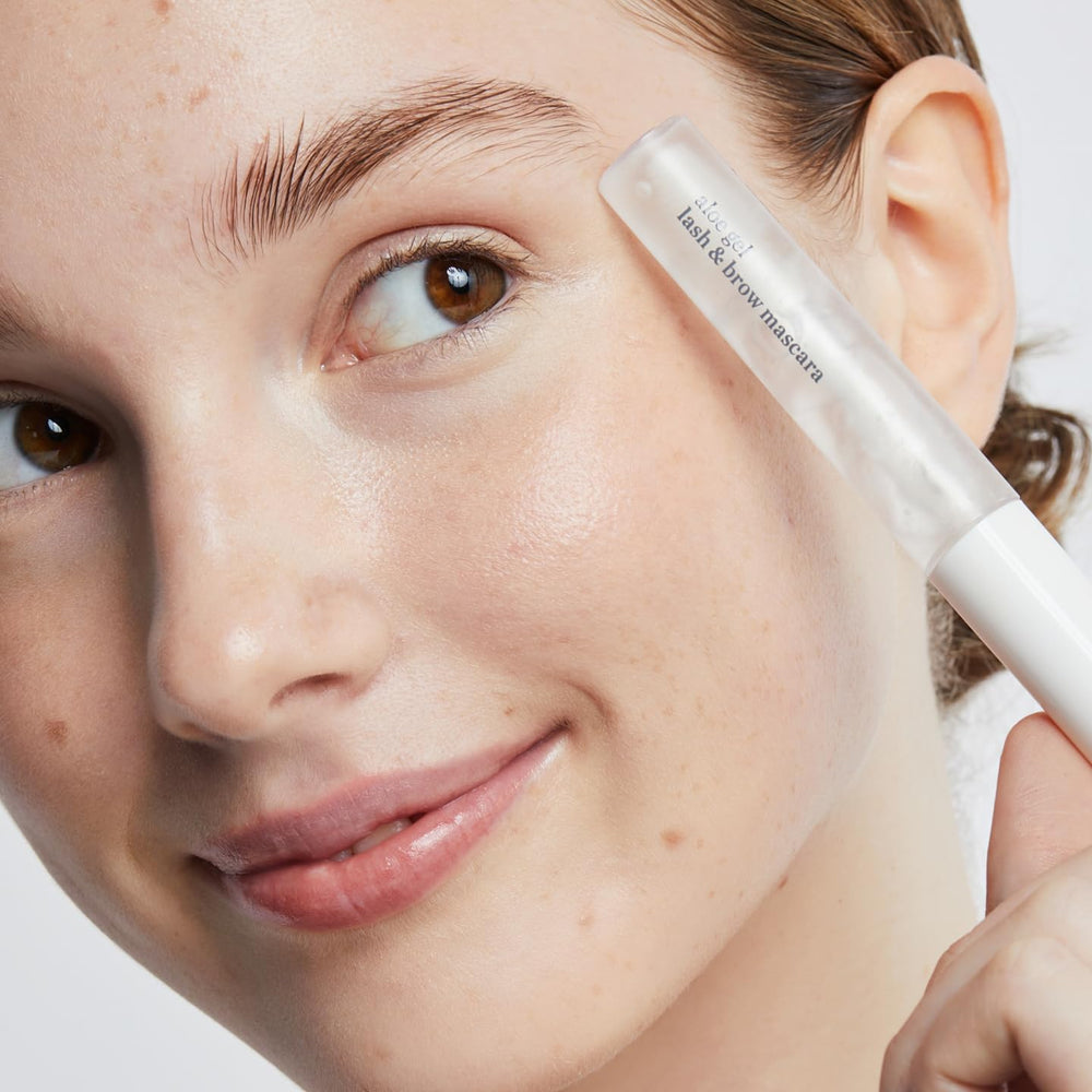 Brosse Ere Perez pour définir sourcils et cils avec brillance légère.