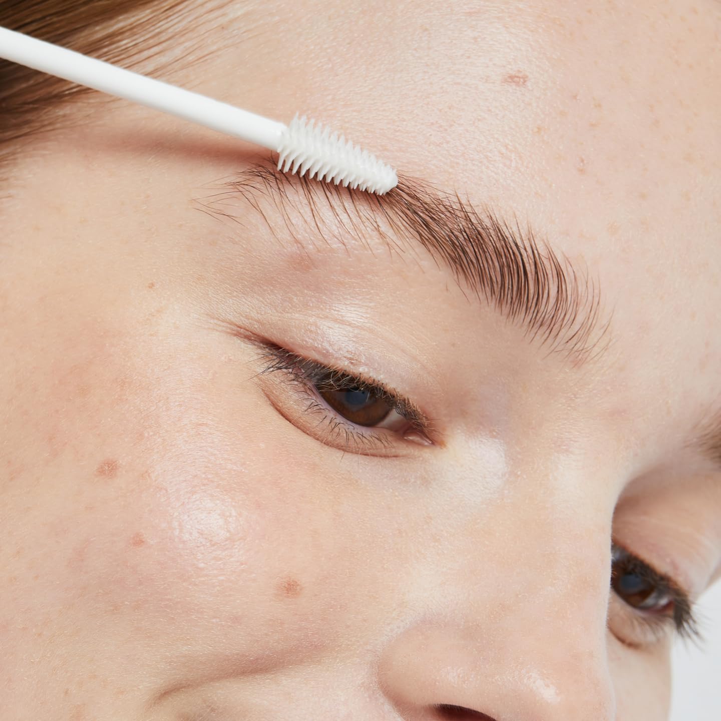 Sourcils mieux définis grâce au gel clair Ere Perez.