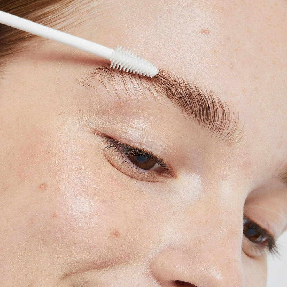 Sourcils mieux définis grâce au gel clair Ere Perez.