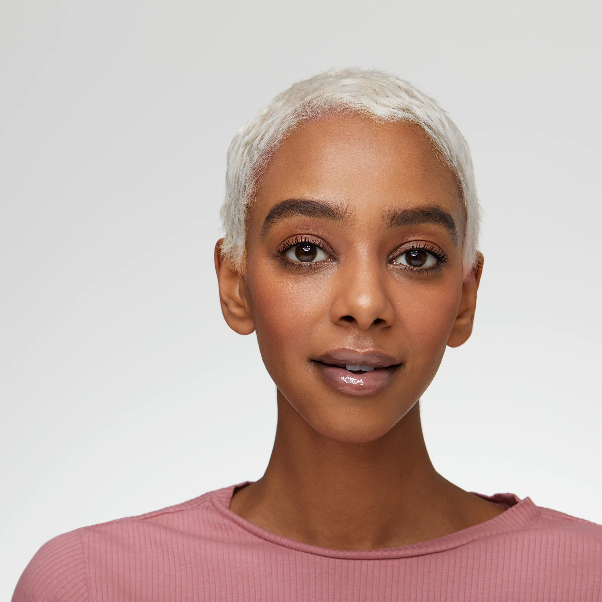 Essence Gloss Transparente Cristal — fini clair et léger, sans effet pâteux.