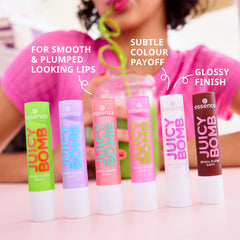 Teinte lilas frais essence Juicy Butter Balm sur lèvres pleinement hydratées.