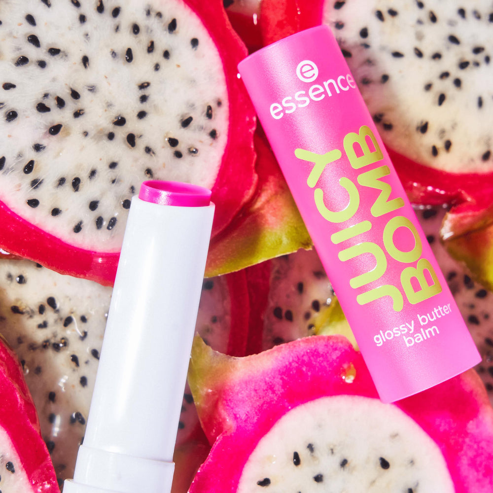Teinte choco-lot essence Juicy Butter Balm couleur chocolat riche sur lèvres.