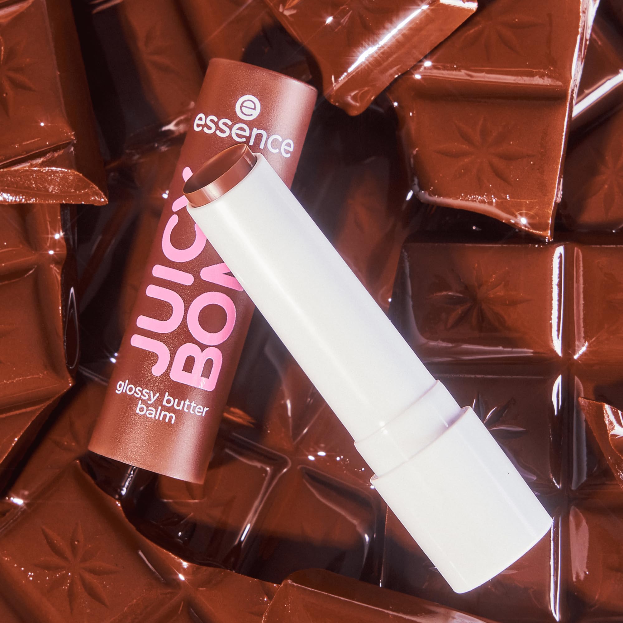 Teinte coco toasté essence Juicy Butter Balm pour un look nude quotidien.