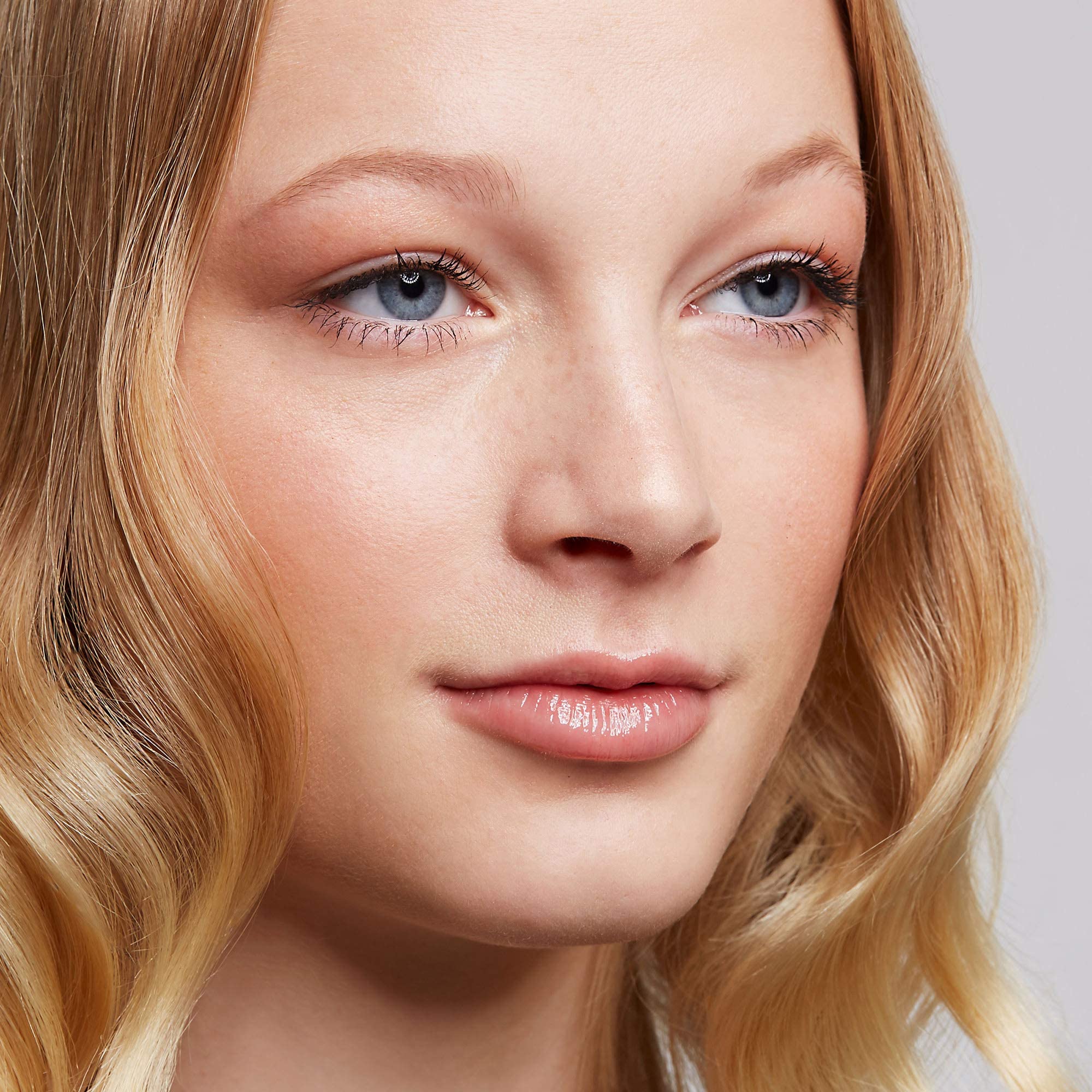Essence mascara en tubes, retrait à l’eau chaude sans démaquillant nécessaire.