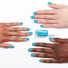 Mains appliquant le vernis essie Expressie, look rapide