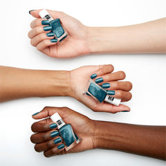 Application en deux couches avec essie Gel Couture pour une couleur homogène.
