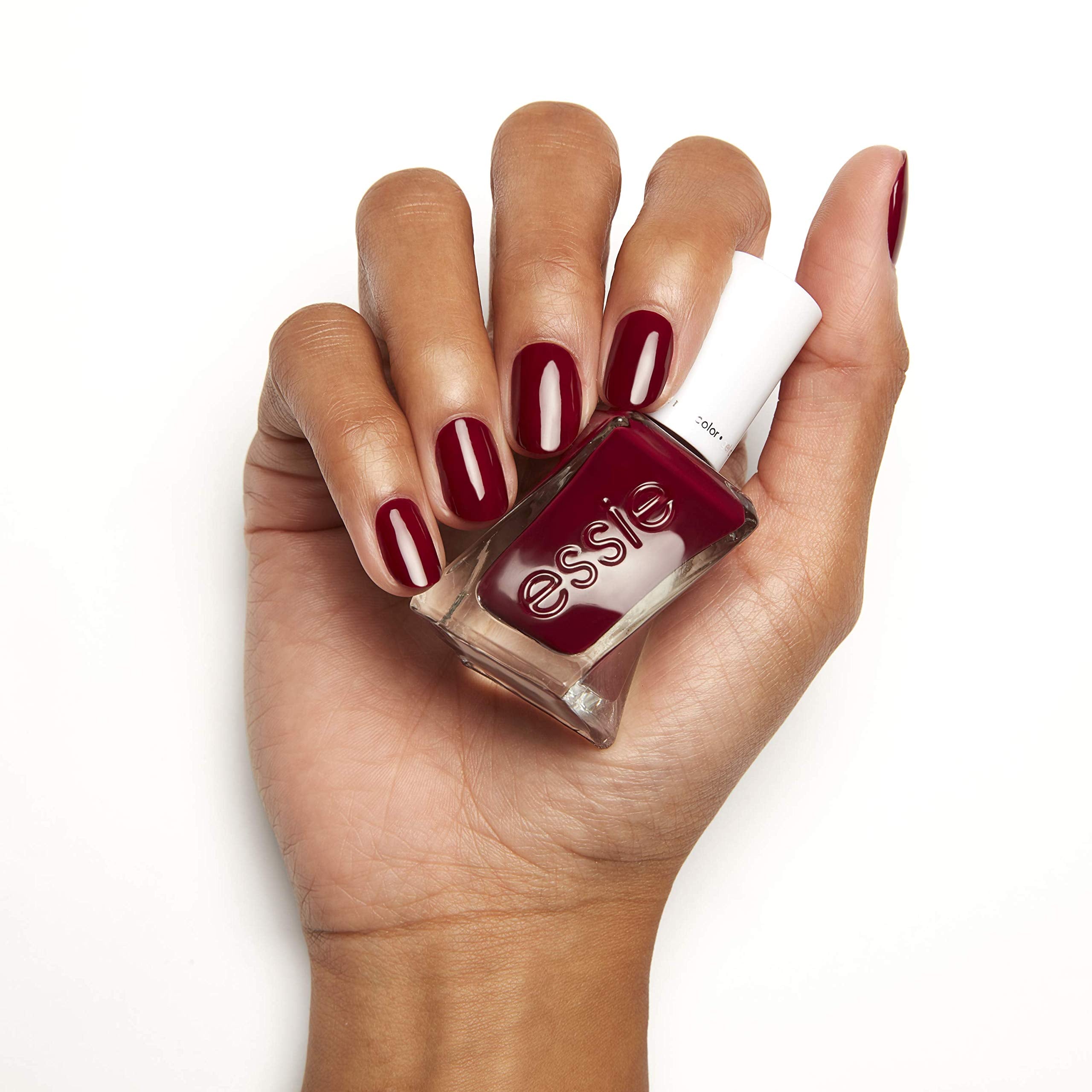 Essie Gel Couture Gala-vanting teinte rose-pâle — ongles nets et lumineux après application.