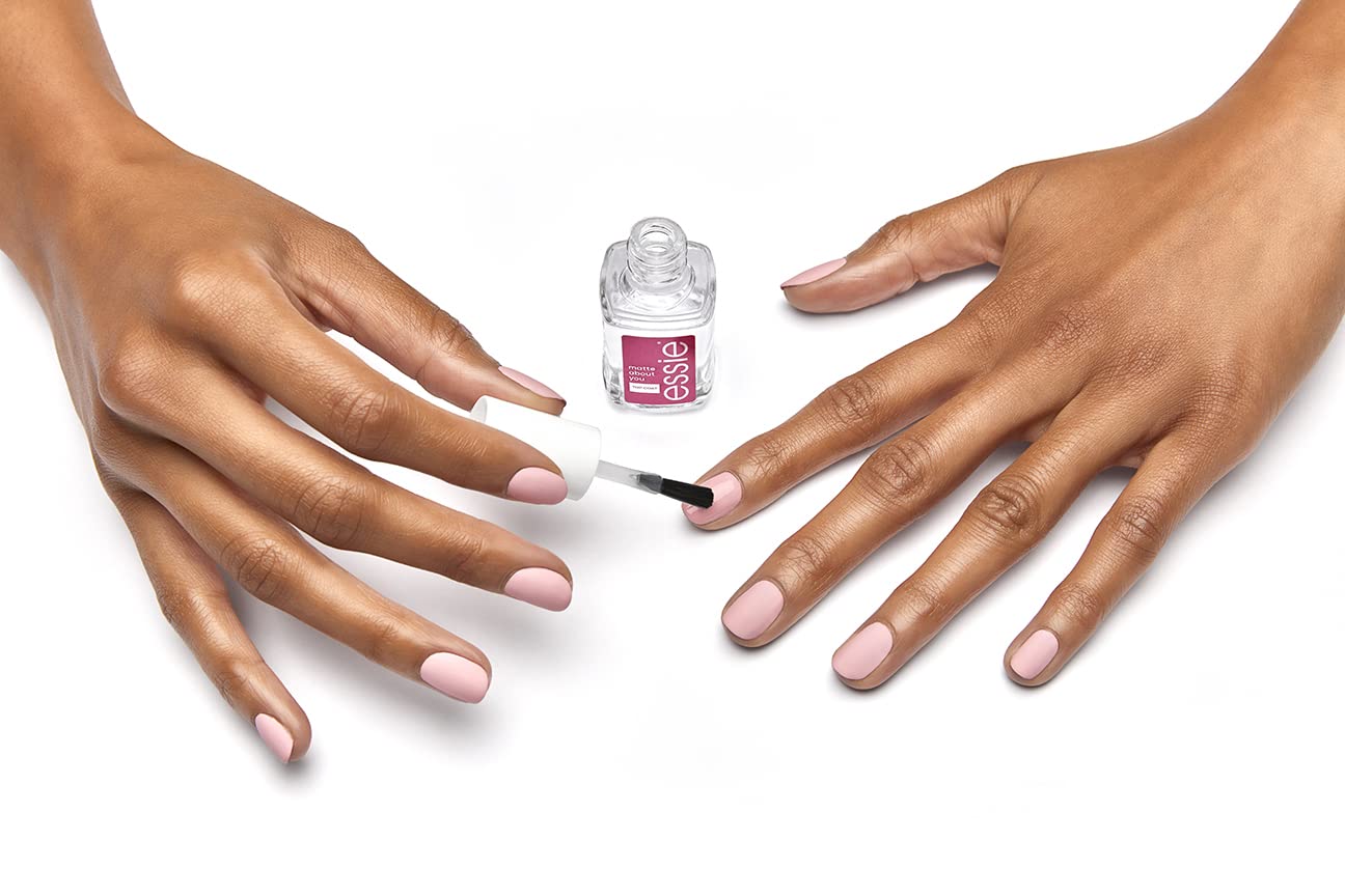 Essie Matte About You Top Coat – échantillon montrant la finition mate élégante.