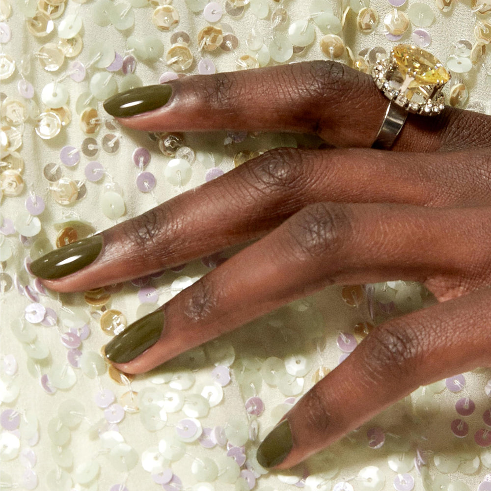 Top coat scelle la couleur et augmente la brillance.