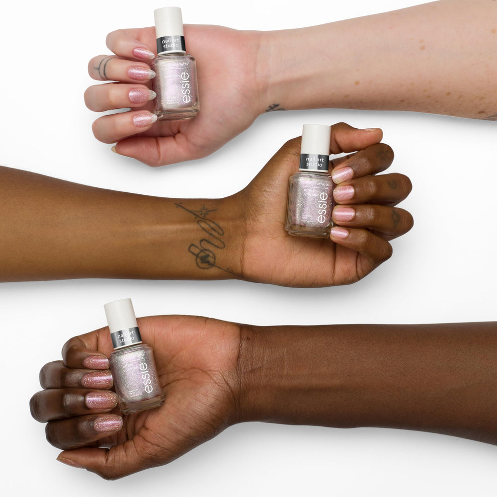 Vernis essie Nail Art Studio, perles iridescentes ajoutant dimension et éclat subtil.