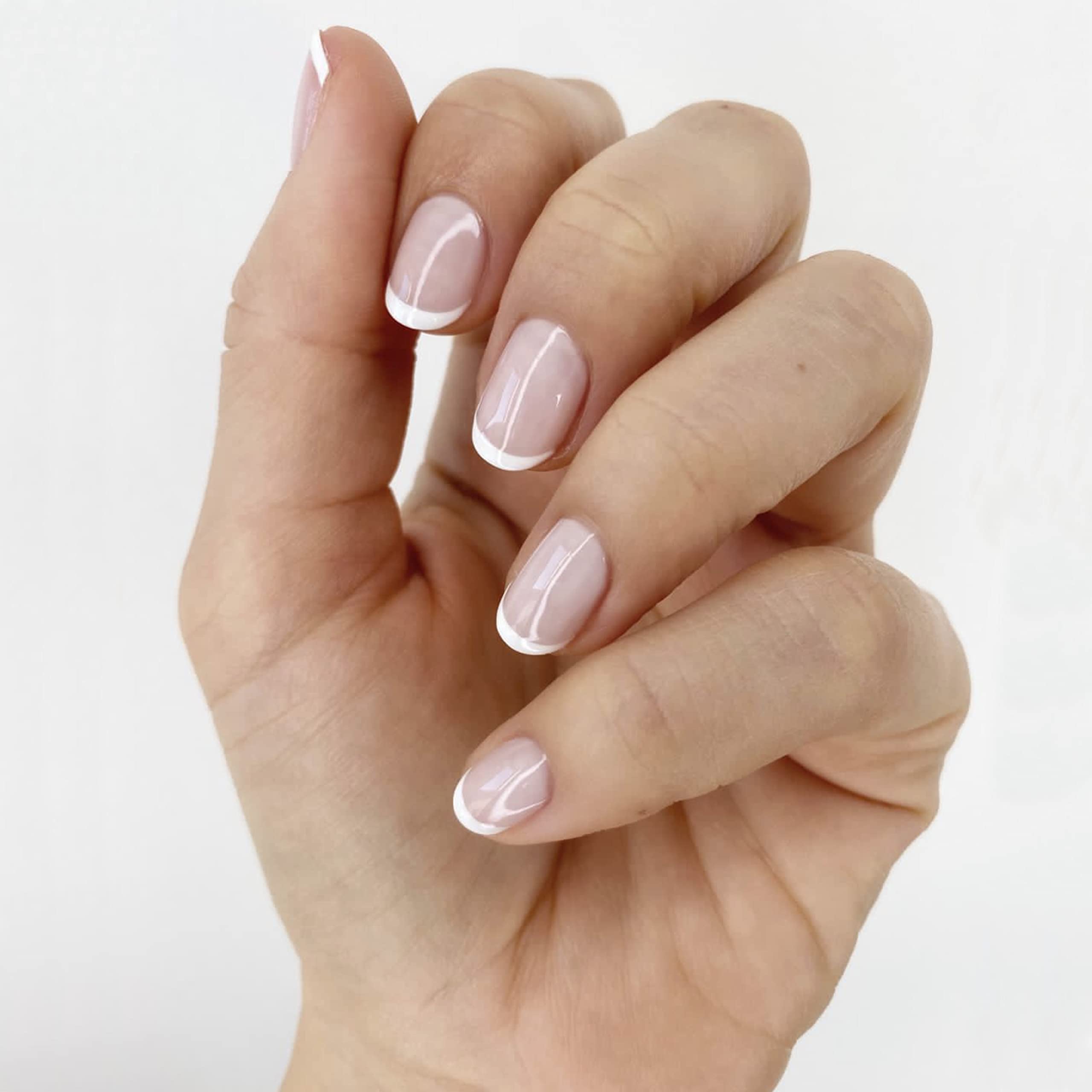 Essie Blanc pur sublime une manucure française nette et lumineuse.