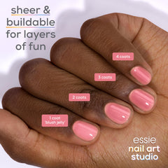 Teinte translucide rose pâle Jelly Gloss essie sur l’ongle pour un look léger.