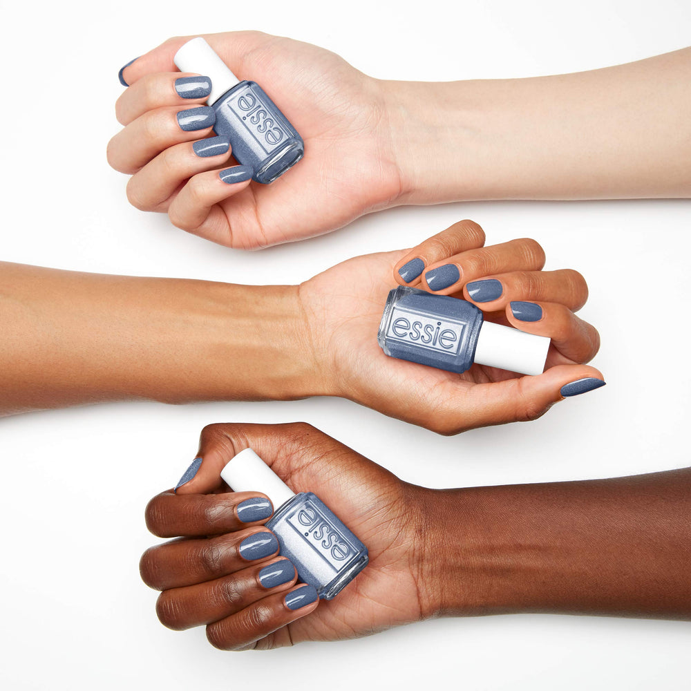 Échantillon de vernis essie sur ongle pour tester le rendu