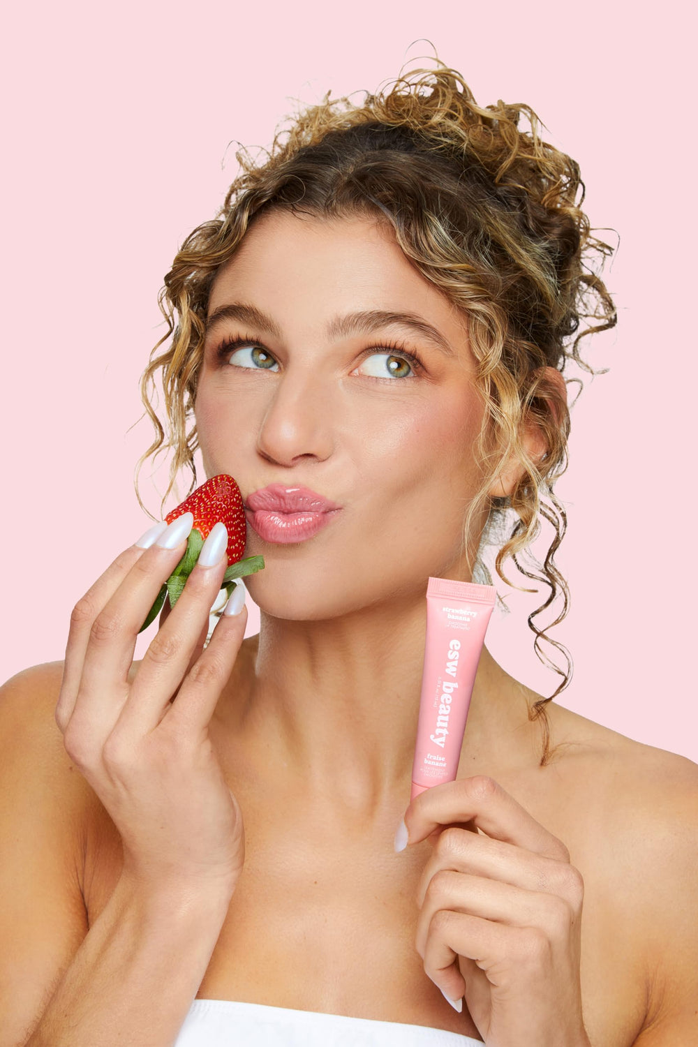 Teinte rose nude naturelle sur les lèvres signée ESW Beauty.