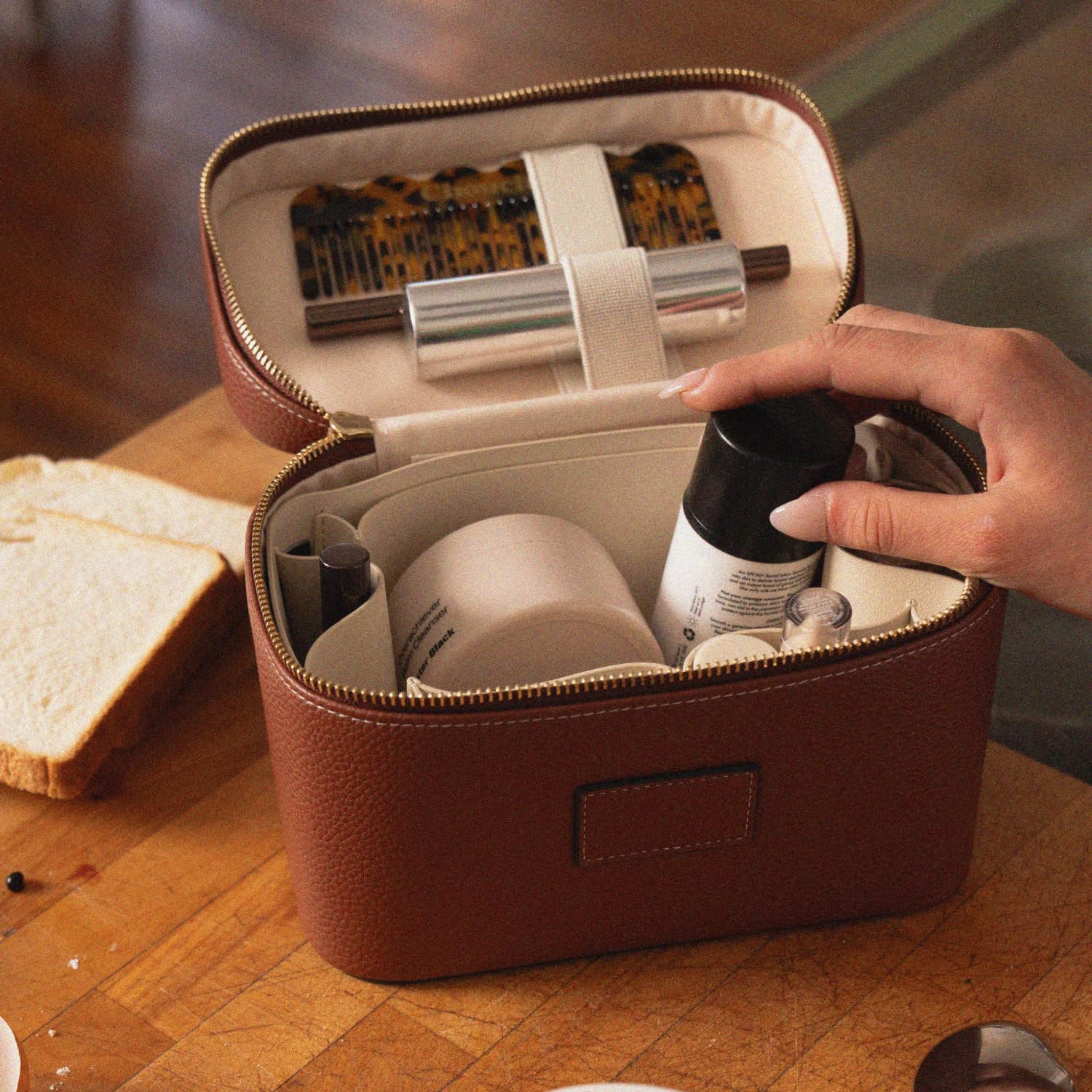 ETOILE Mini Vanity Case Ginger Brown fermeture éclair robuste pour utilisation durable.